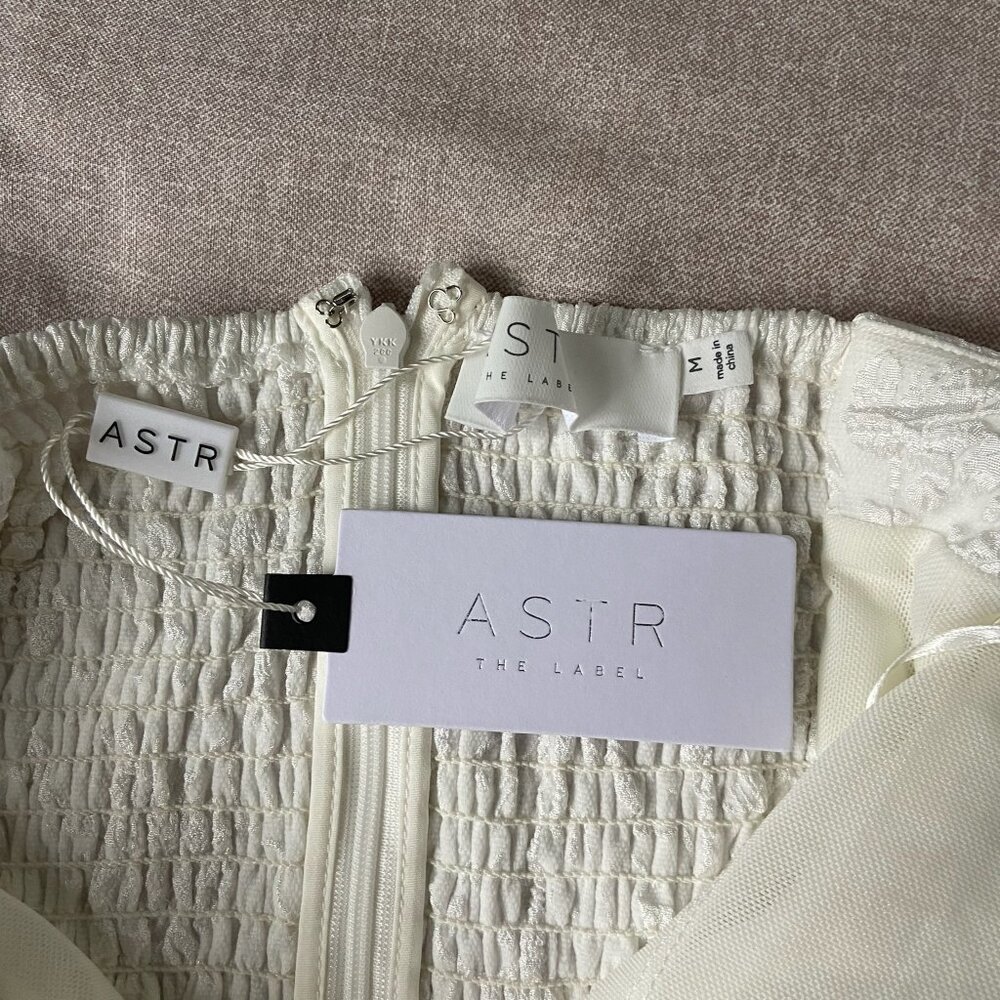 NWT ASTR The Label Raina Off Shoulder Puff Sleeve Crinkle Mini Dress White Sz M - Picture 6 of 9